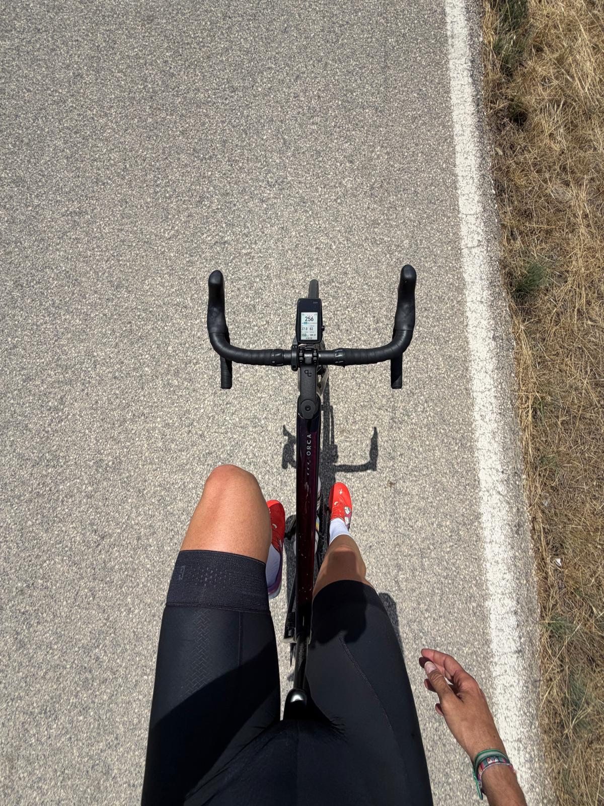 Vista de una bicicleta y las piernas de Miguel mientras pedalea por una carretera