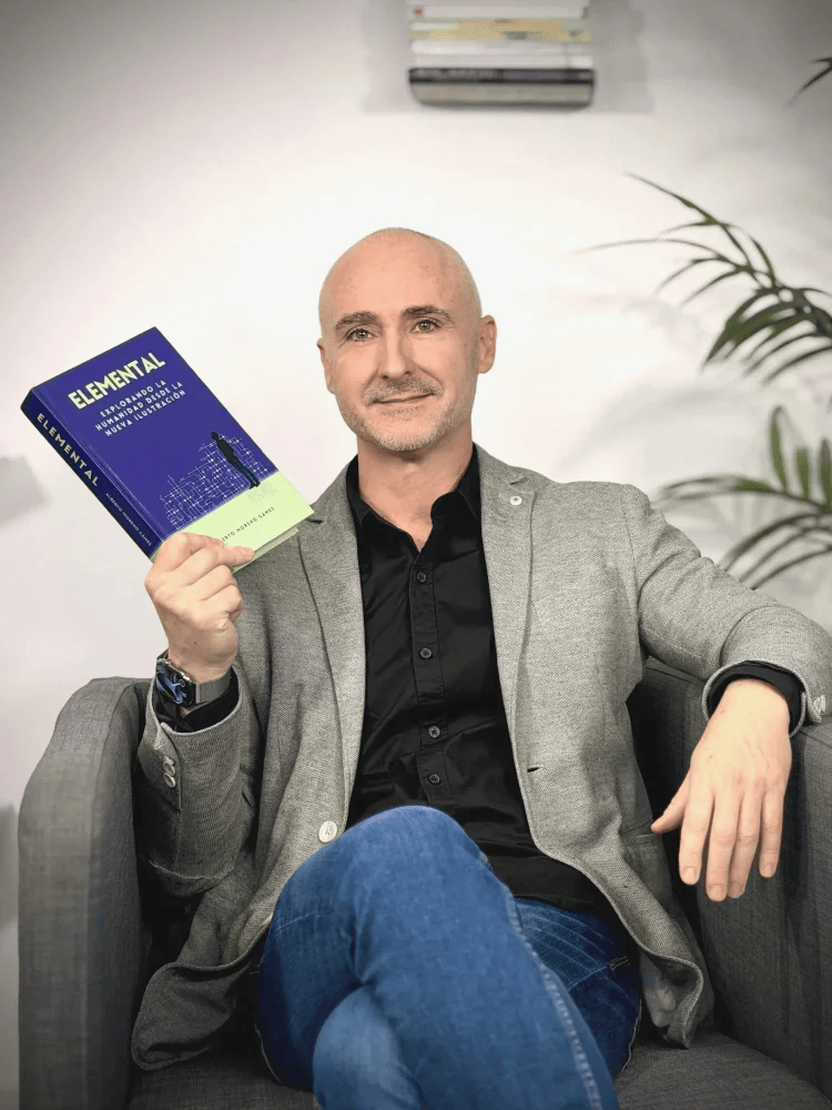 Alberto Moreno Gámez sosteniendo su libro Elemental en pixel art