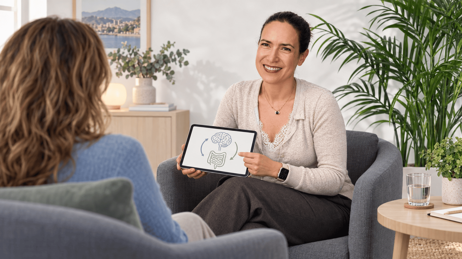 Recreación ilustrativa de Marina conversando en consulta sobre la conexión entre cuerpo y mente