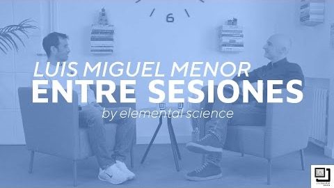 Luis Miguel Menor y Alberto Moreno conversando en pixel art