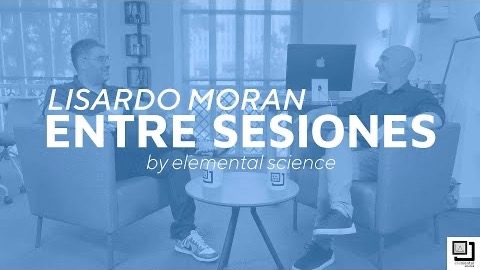 Lisardo Morán y Alberto Moreno conversando en pixel art