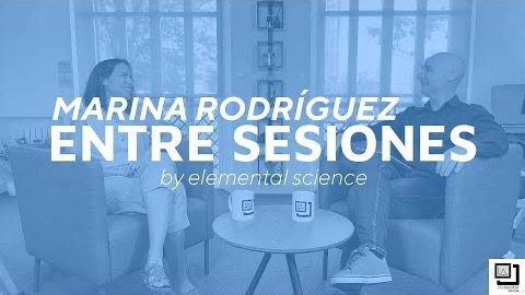 Marina Rodríguez Conesa y Alberto Moreno conversando en pixel art
