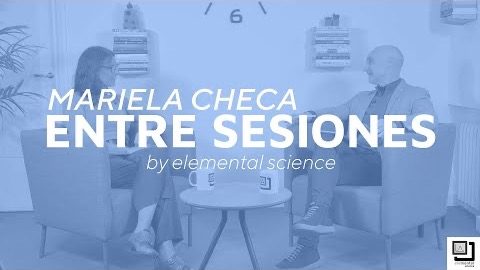 Mariela Checa y Alberto Moreno conversando en pixel art