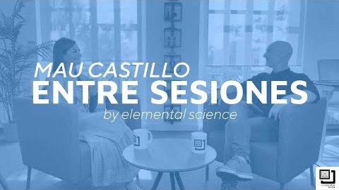 Mau Castillo Álvarez y Alberto Moreno conversando en pixel art